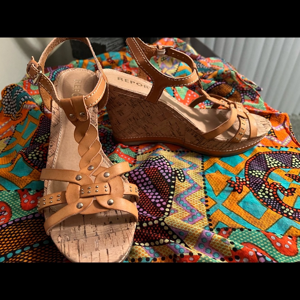 Report size 9 leather wedges.